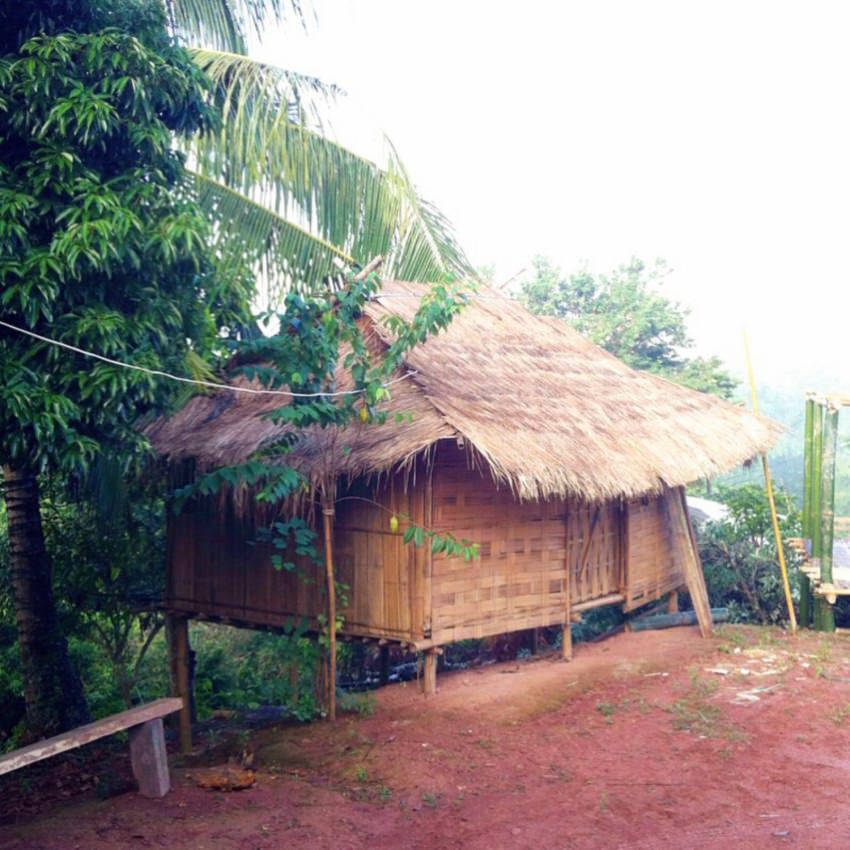 これが第1期で建てた山岳民族アカ族の竹の家
