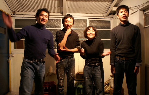 全員黒ハイネックで集合写真