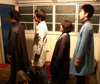 初代ナリワイユニフォーム、すなわち初号機　布：インド買い付け　制作：山中周子　デザイン：山中周子＋ナリワイ