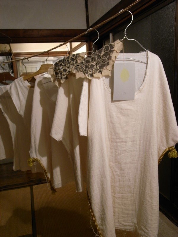 蜂の巣で染めました。蜜のにおいが香ります。