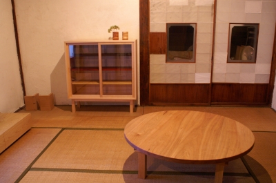 ドイツカラー棚に大きめちゃぶだいがなじんでいます