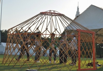 骨組み、慣れれば2人で30分で完成。